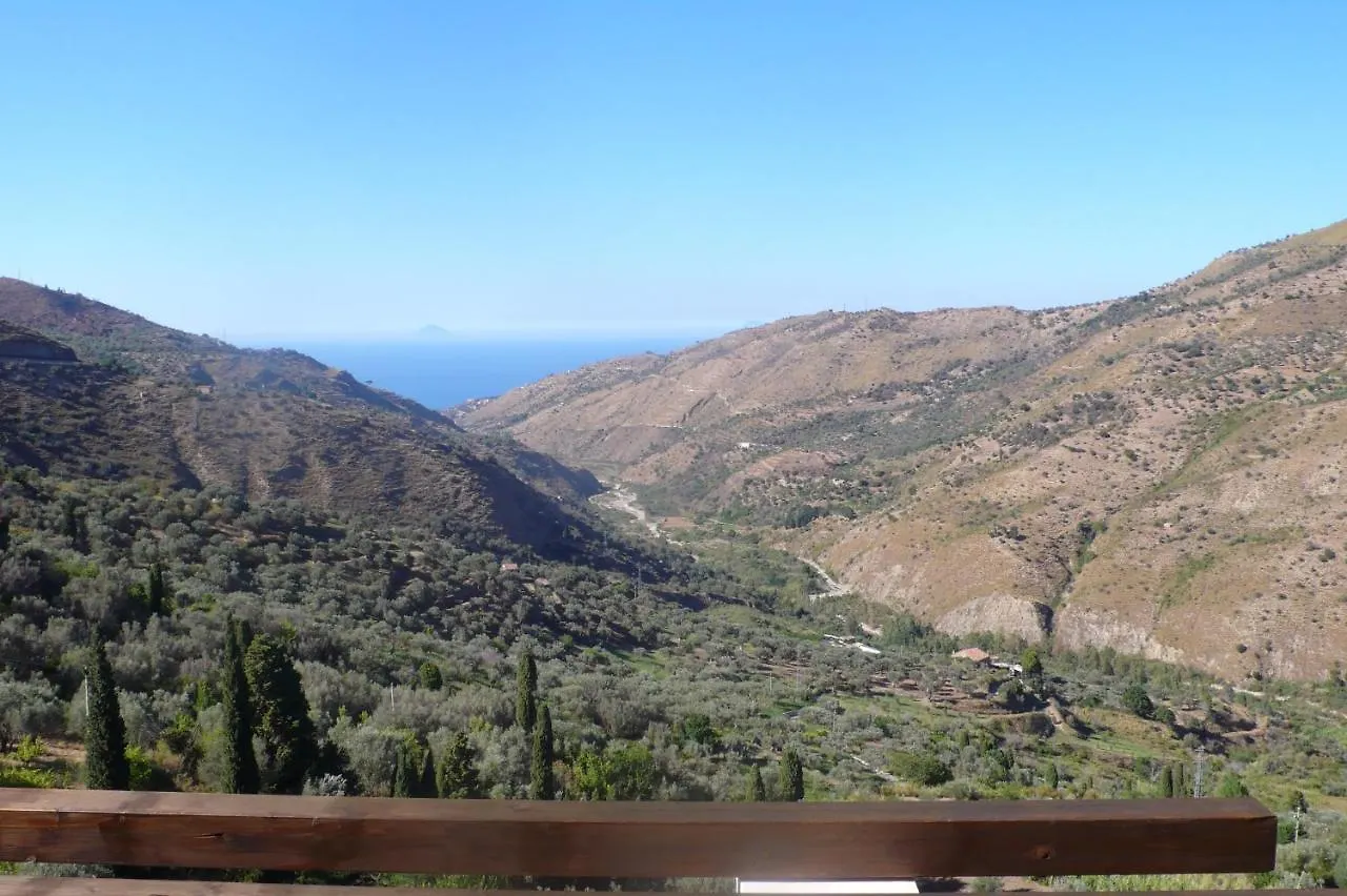 Contrada Carmine Bed & Breakfast Reitano  Italy